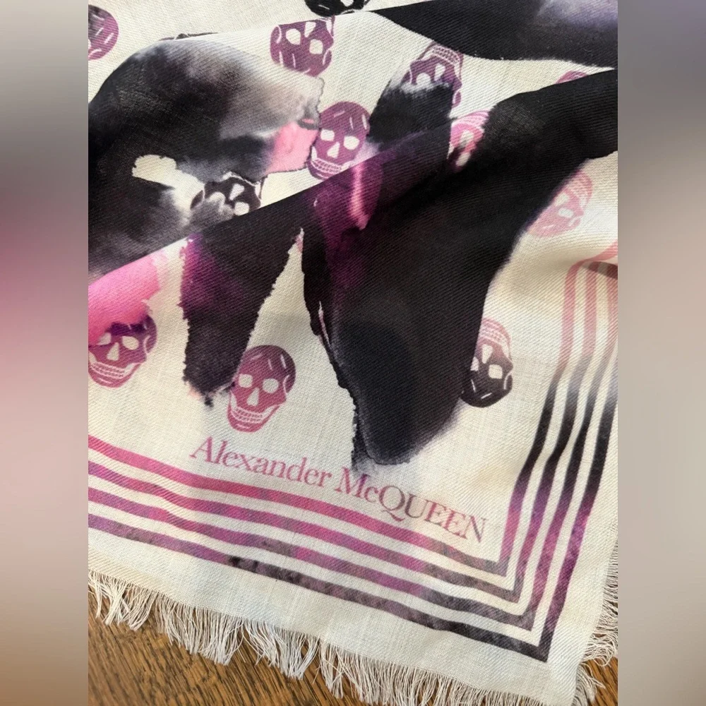 NEW with Tags Alexander McQueen Ivory and Pink Scarf 120x140 cm - Picture 4 of 4